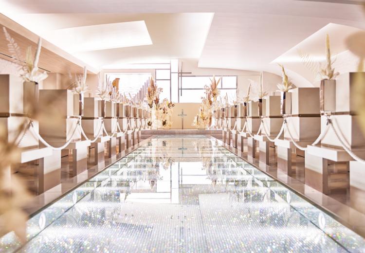 デュクラス大阪(FIVESTAR WEDDING)。挙式会場。「スワロフスキー」社製クリスタルが敷き詰められたバージンロード
