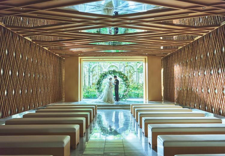 デュクラス大阪(FIVESTAR WEDDING)。挙式会場。モダンな雰囲気漂う白木のチャペル『IZUMO』