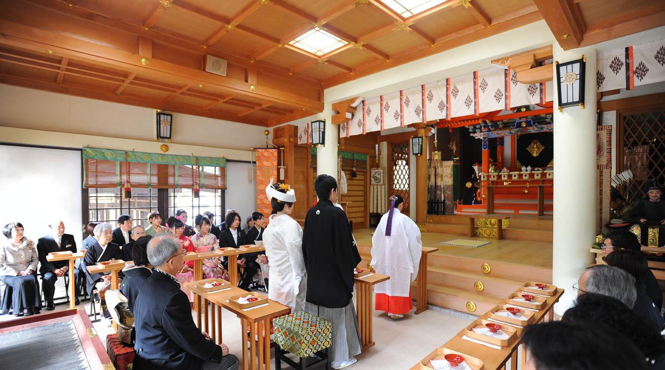 阿比太神社。家族や親族などごく親しいゲストに見守られながら執り行われる神前式。秋には境内の木々が紅葉し婚礼衣裳がよく映えます