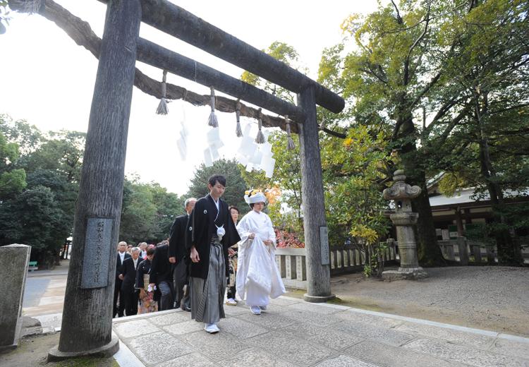 阿比太神社。新郎新婦や親族が緑豊かな境内を歩む参進から始まる神前式