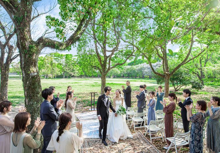 大阪城西の丸庭園 大阪迎賓館。挙式会場。鮮やかな緑に純白のウェディングドレスがよく映えます