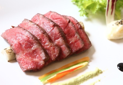 Wedding Space Lover’s Mahalo(ラバーズ マハロ)。料理。肉の焼き加減やソースにもこだわりを感じられるローストビーフ