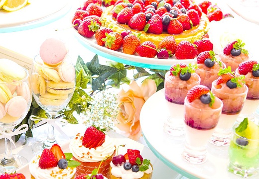 Wedding Space Lover’s Mahalo(ラバーズ マハロ)。料理。宝石のように煌めくスイーツが揃うデザートビュッフェもおすすめ