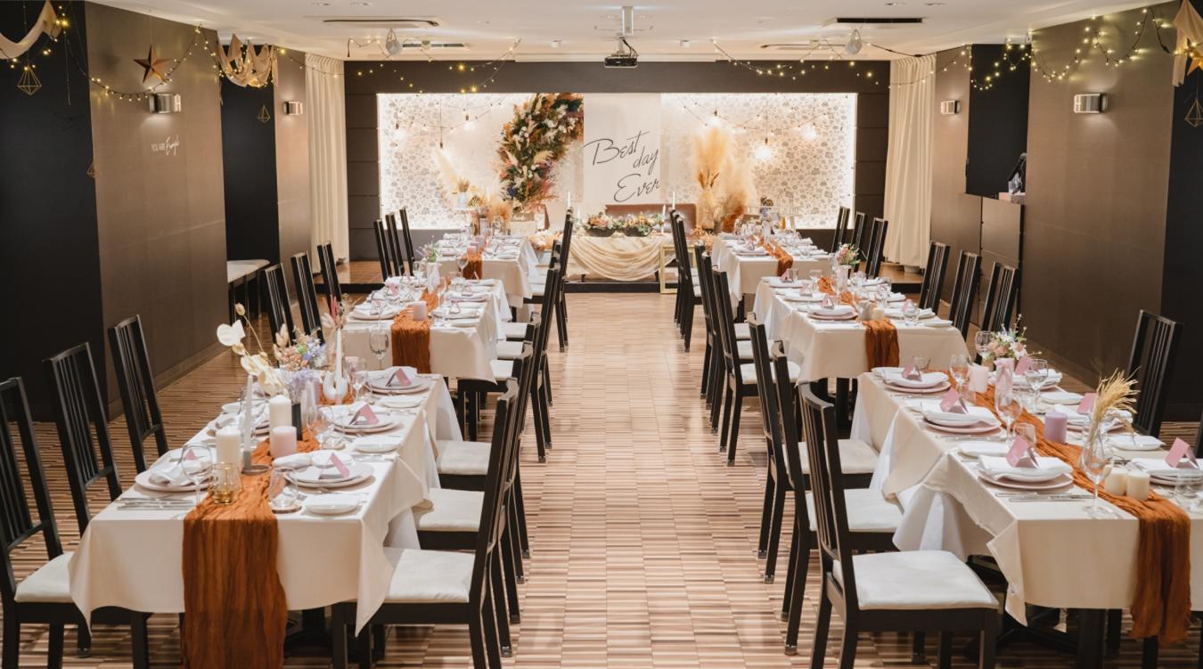 Wedding Space Lover’s Mahalo(ラバーズ マハロ)。黒を活かしたデザインが大人の雰囲気を演出する『Lover’s Mahalo』。140名まで収容可能な広々とした空間です