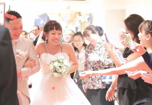 Wedding Space Lover’s Mahalo（ラバーズ マハロ）。挙式会場。一人ひとりから祝福を受け、ふたりは新しい人生を歩み始めます