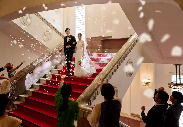 THE LANDMARK SQUARE OSAKA(ザ ランドマーク スクエア オオサカ)。演出・小物。純白のドレスが映える深紅の大階段でのフラワーシャワーも人気
