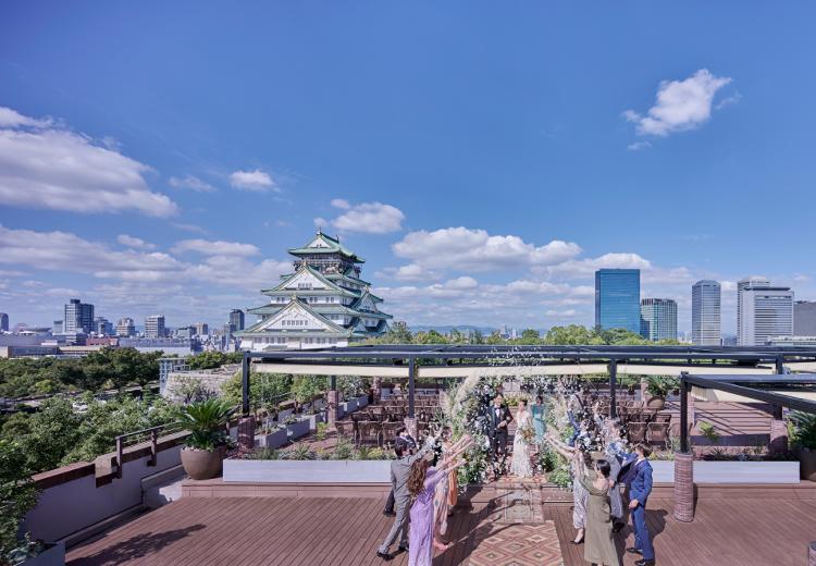 THE LANDMARK SQUARE OSAKA（ザ ランドマーク スクエア オオサカ）。目の前に大阪城がそびえる空間でセレモニーが叶います