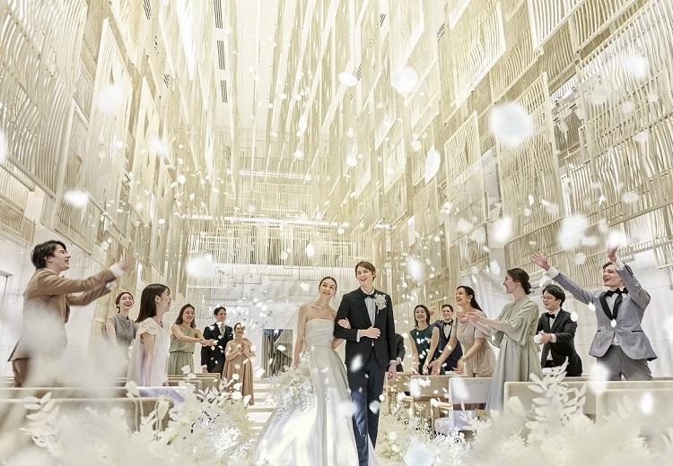 BLANC RIRE 大阪(ブランリール オオサカ)。挙式会場。ゲストからの祝福に包まれる感動的なフラワーシャワー