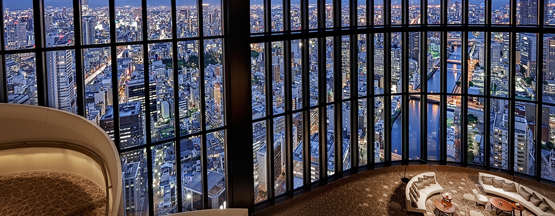 コンラッド大阪。アクセス・ロケーション。天井まで届く窓に囲まれたラグジュアリーなアトリウムラウンジは開放感抜群。贅沢な景色がふたりの特別な一日を彩ります
