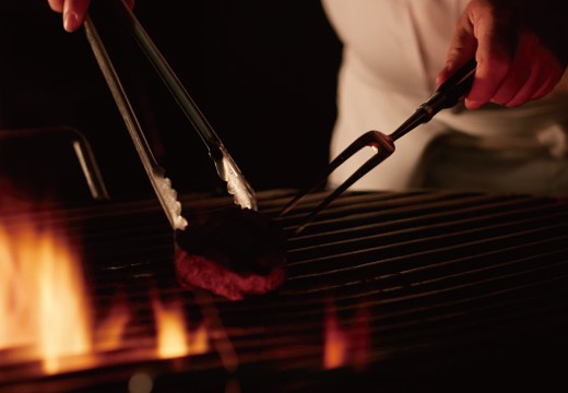 AKARENGA WEDDING（アカレンガ ウェディング）。料理。丹波立杭焼を使った特製ブロイラーで焼き上げる最高級ステーキ