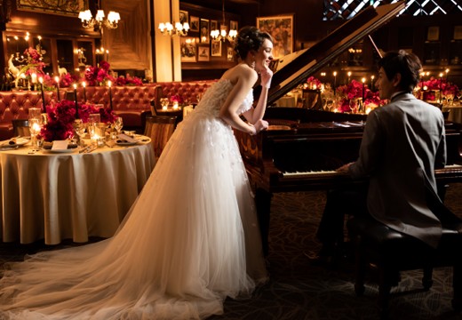 AKARENGA WEDDING（アカレンガ ウェディング）。披露宴会場。ドレス姿の花嫁を美しくみせるクラシカルな空間
