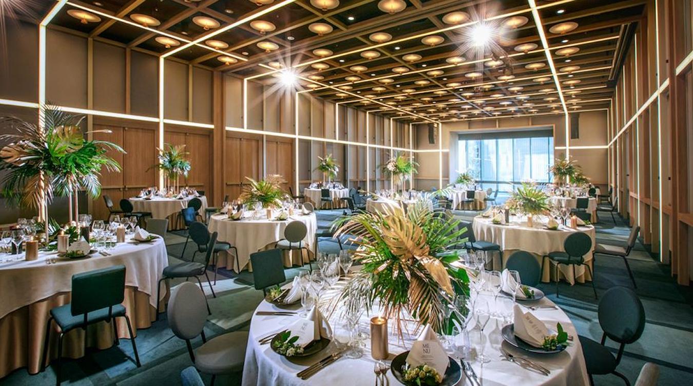 W大阪。光の演出や装花で様々な雰囲気を演出できるバンケット。御堂筋沿いに建ち、心斎橋駅からのアクセスの良さも魅力です