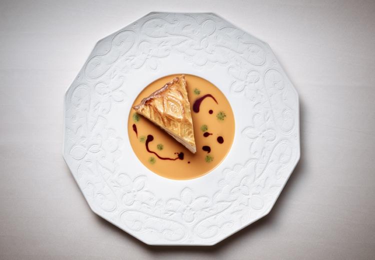 NELU 高麗橋(ネル 高麗橋)。料理。味はもちろんソースの模様にまでこだわったパイ料理