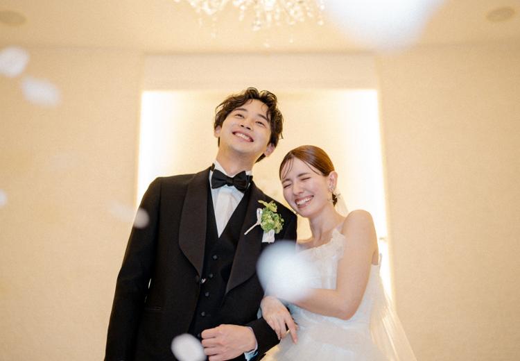 NELU 高麗橋(ネル 高麗橋)。挙式会場。門出を迎える新郎新婦に降り注ぐフラワーシャワー