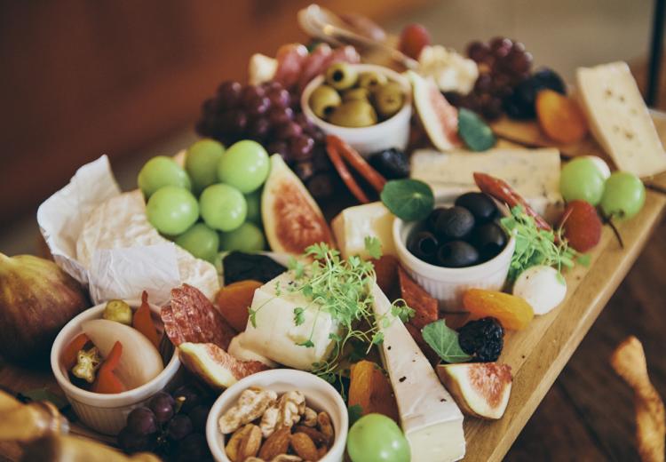 UNWEDDING 中之島(アンウェディング 中之島)。料理。ナッツやチーズ、ドライフルーツなどお酒に合う多彩な軽食も