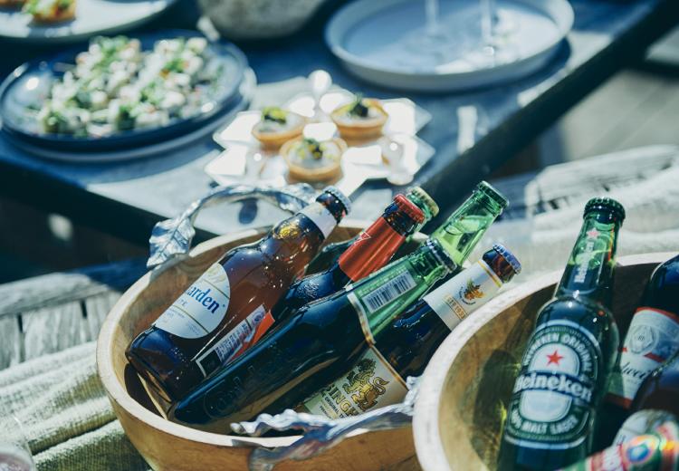 UNWEDDING 中之島(アンウェディング 中之島)。料理。各国のビールなどふたりの希望に合わせたドリンクを用意