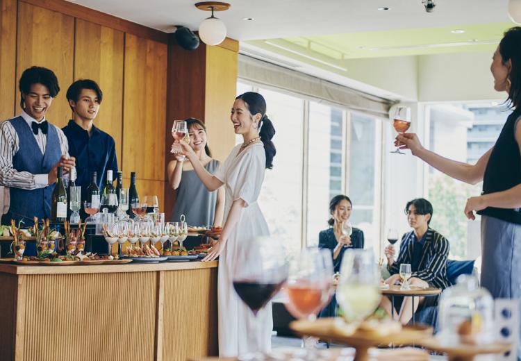 UNWEDDING 中之島(アンウェディング 中之島)。披露宴会場。みんなが自由に食べて自由に動くカジュアルなパーティーに