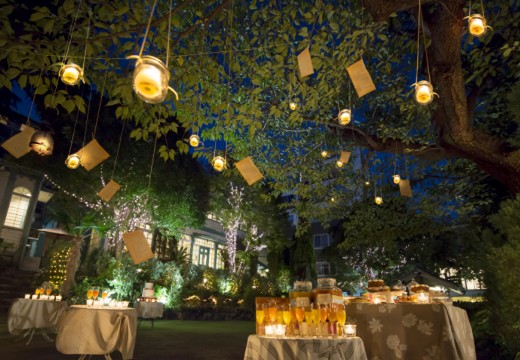 神戸北野サッスーン邸。披露宴会場。広いガーデンにキャンドルを灯してナイトパーティーもおすすめ