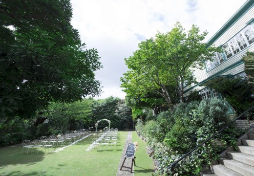 神戸北野サッスーン邸。挙式会場。四季折々に美しい表情を見せてくれるガーデンでのセレモニー