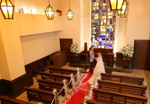 エスタシオン・デ・神戸。挙式会場。青と白のステンドグラスが美しい『聖テオドシオ教会』