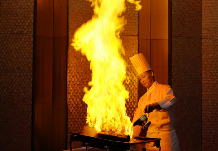 ホテルオークラ神戸。料理。会場内でシェフが調理し、出来立てがテーブルに運ばれます