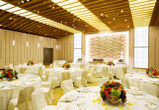 ホテルオークラ神戸。披露宴会場。船底天井が落ち着く『Akebono―曙―』は光に包まれた空間