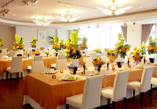 シーサイドホテル舞子ビラ神戸。披露宴会場。50名迄収容可能な『五色』。シンプルな内装で装花が映える空間