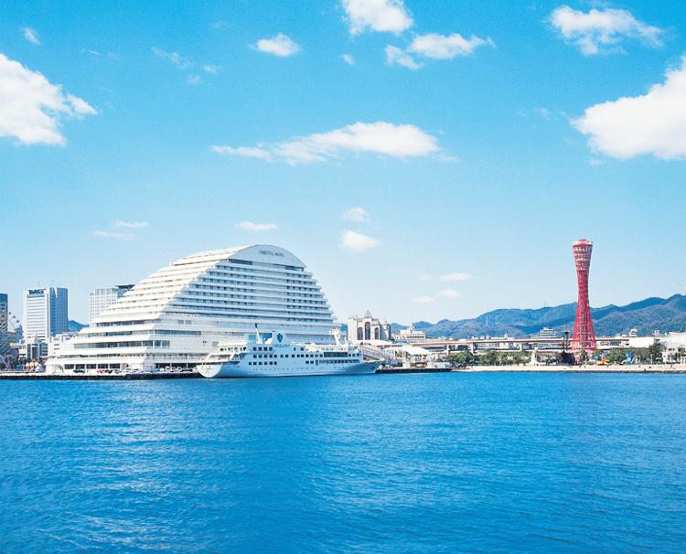 神戸メリケンパークオリエンタルホテル。アクセス・ロケーション。青空を背に海に囲まれて建つホテルは神戸のランドマーク