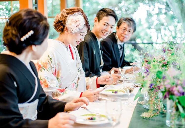 神戸北野　ハンター迎賓館。披露宴会場。庭の緑と窓からの光が心地よいアットホームな空間