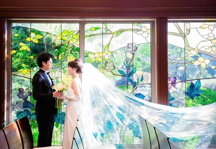 神戸北野　ハンター迎賓館。挙式会場。ステンドグラスの光がドレス姿の花嫁を美しく照らします