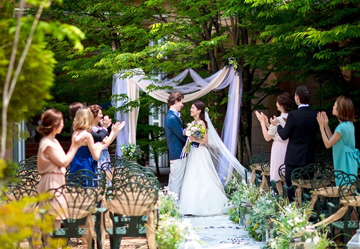 ザ・ロイヤルクラシック姫路。挙式会場。緑豊かなガーデンを舞台にしたカジュアルな結婚式も可能です