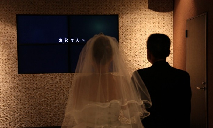 ベルクラシック姫路。演出・小物。チャペルへの入場前、父に感謝のメッセージを伝えるムービーを一緒に見られます