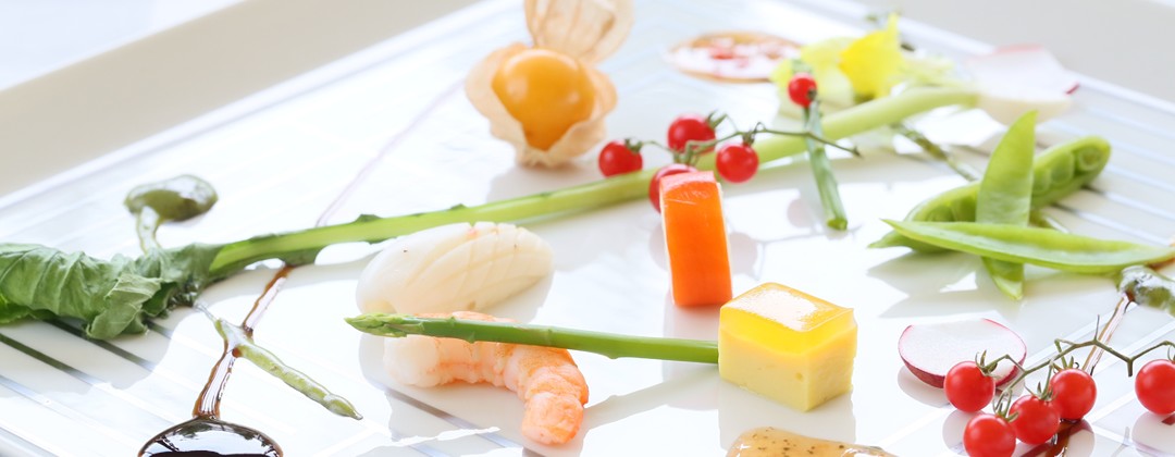 ベルクラシック姫路。料理。選び抜かれた素材の味を存分に楽しめる婚礼料理。配置にもこだわった、遊び心を感じさせる盛り付けも魅力です