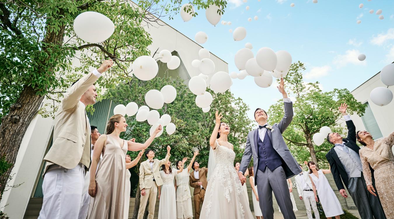 ルシアスガーデン（Luscious Garden）。純白のチャペルに光と緑あふれるガーデンやテラス付の会場を貸切。多彩なパーティースタイルや演出が叶う結婚式場です