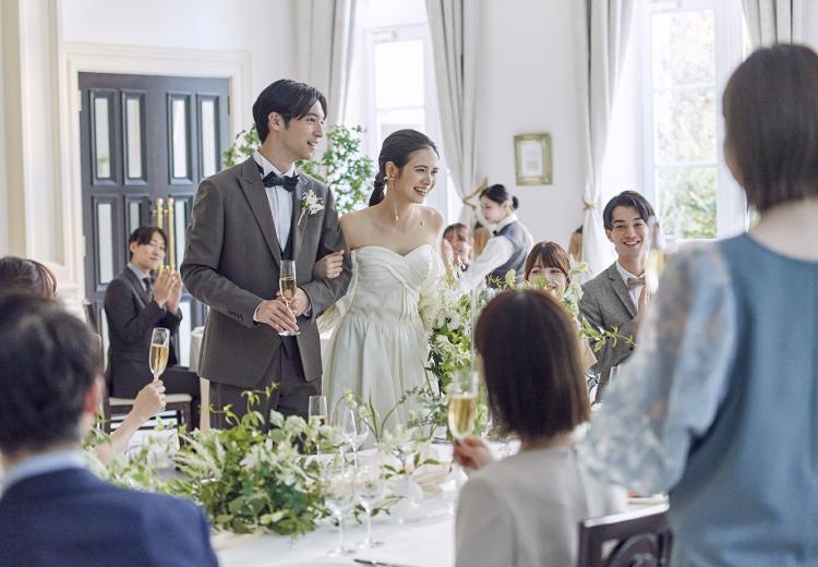 アーヴェリール迎賓館 姫路。披露宴会場。明るくハイセンスな空間で光と祝福に包まれます