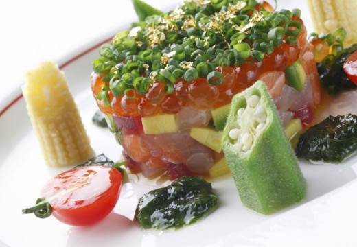 ベイサイド迎賓館 神戸。料理。季節の野菜や魚介を使った一皿がテーブルを彩ります