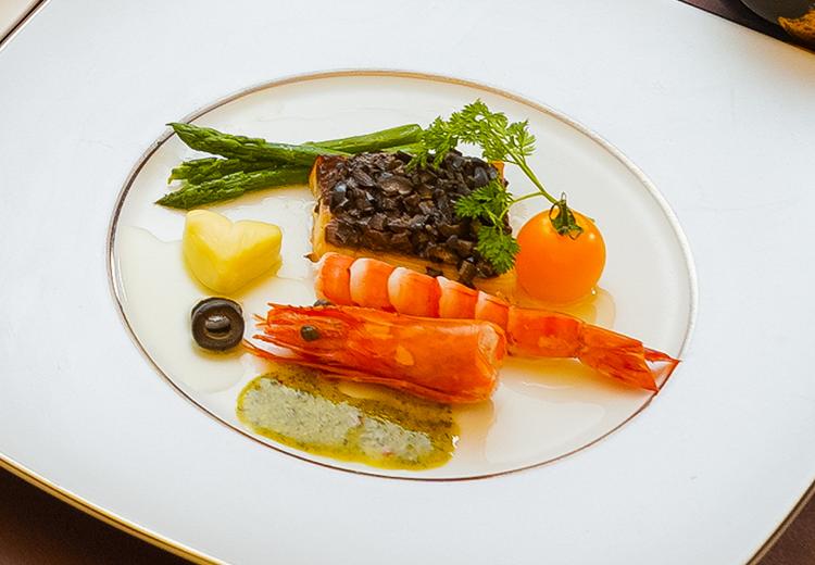 神戸ホテルフルーツ・フラワー。料理。箸で食べられる和洋折衷の料理は年配のゲストにも喜ばれます