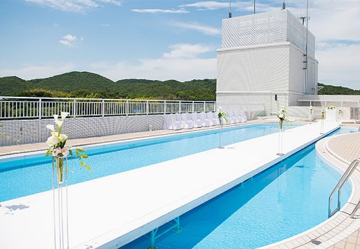 エクシブ淡路島のホテル屋上のプールに浮かぶ真っ白なロード