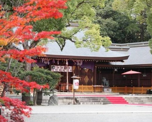 白鷺宮 姫路護國神社。アクセス・ロケーション。秋には燃えるように赤く染まる紅葉が、ふたりを出迎えてくれます