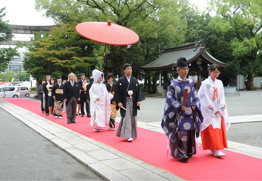 白鷺宮 姫路護國神社。挙式会場。赤い絨毯に白無垢姿の花嫁が美しく映える花嫁行列