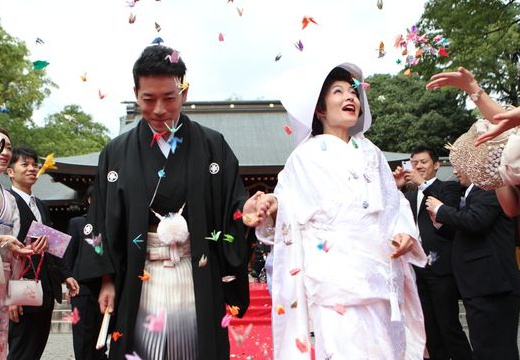 白鷺宮 姫路護國神社。挙式会場。挙式後は、ゲストからふたりの幸せを祈る折り鶴シャワー