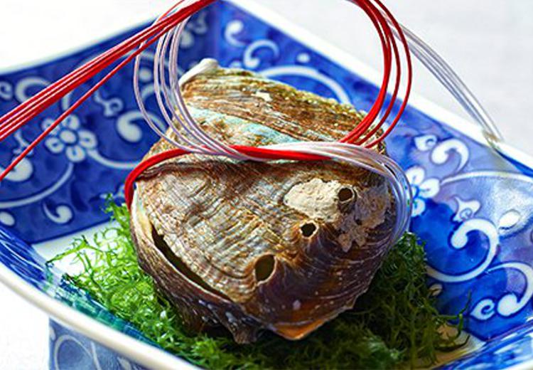 西村屋ホテル招月庭。料理。鮑など縁起の良い食材を用い、世代問わず喜ばれる一皿を提供