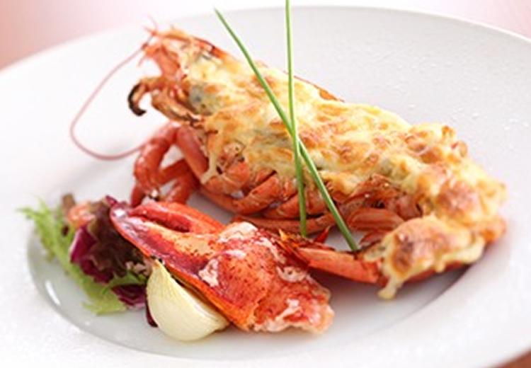 西村屋ホテル招月庭。料理。洋食コースには、まるでアートのように美しい逸品が揃います