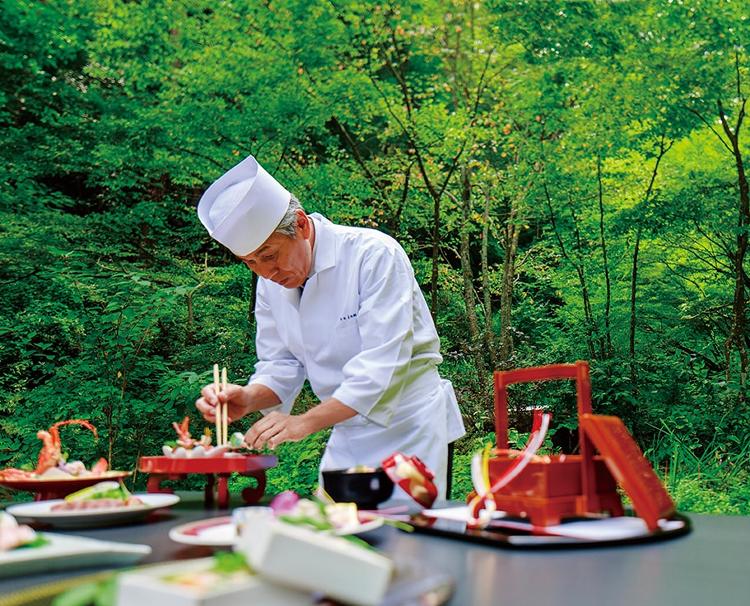 西村屋ホテル招月庭。スタッフ。但馬の素材を用いた料理でもてなしてくれる総料理長の髙橋氏