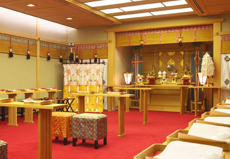 都ホテル 尼崎。挙式会場。家族と家族の絆を結ぶ厳かな結婚式を執り行える神殿