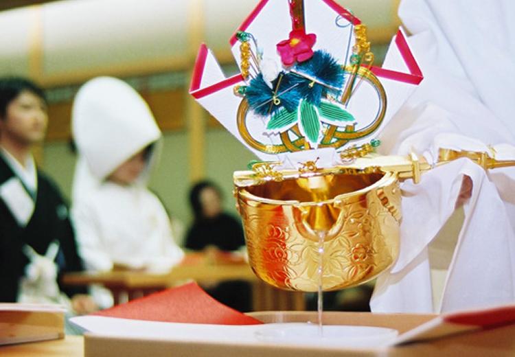 都ホテル 尼崎。挙式会場。雅楽の演奏が鳴りびびく中、伝統ある儀式が粛々と行われます
