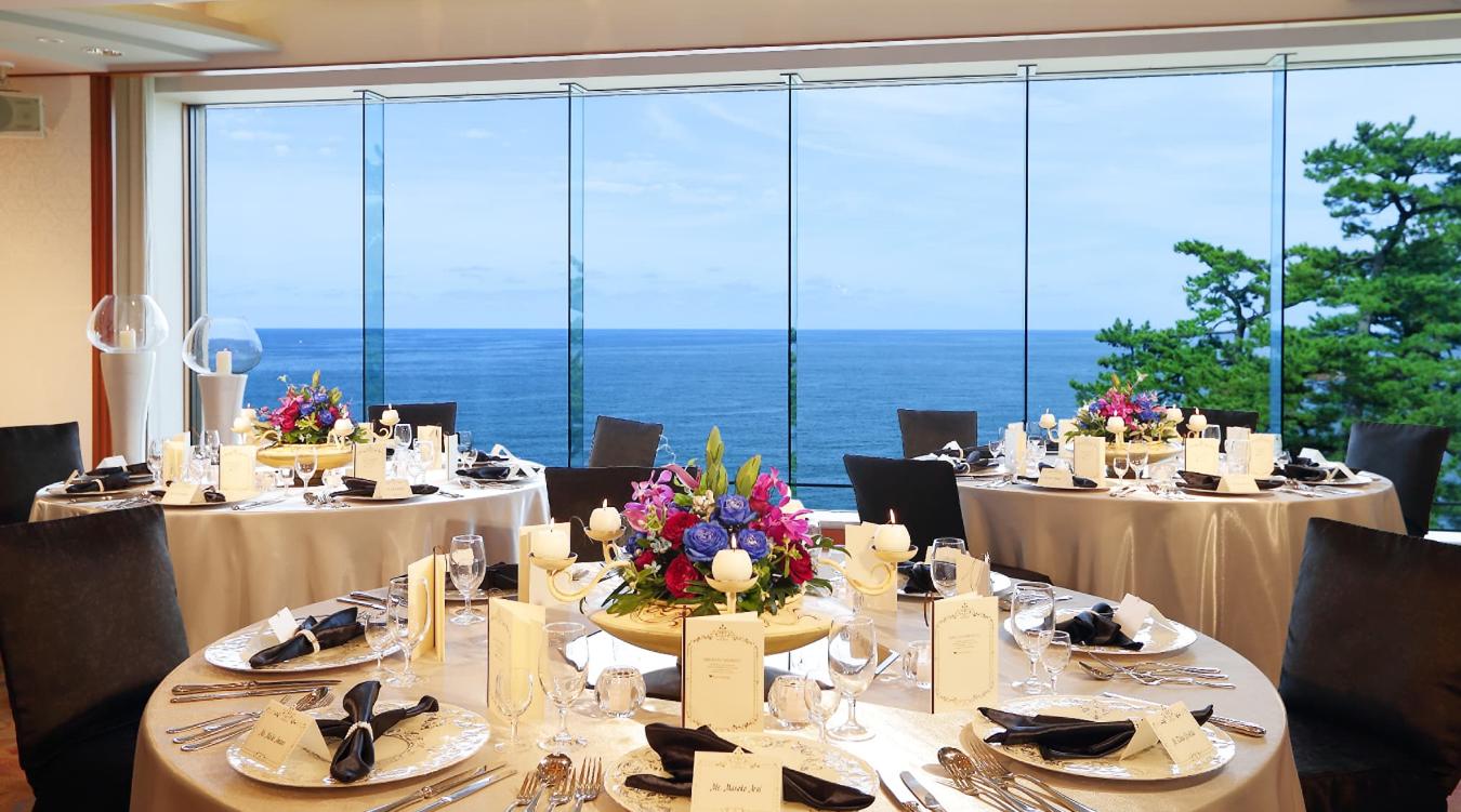 ホテル金波楼。大きな窓から日本海の絶景を望める披露宴会場『飛翔の間』は、最大100名まで収容可。壮大な景色が眼前に広がります