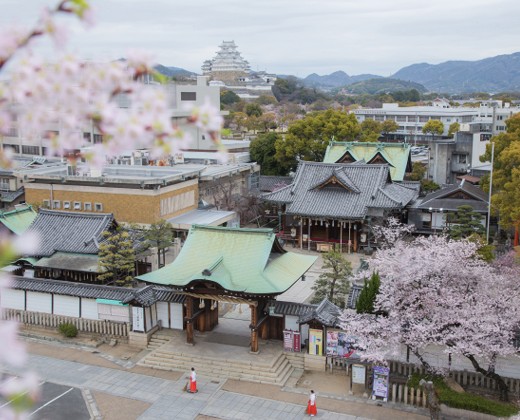 播磨国総社（清交倶楽部　総社店）。アクセス・ロケーション。春には桜が咲き誇る神社の境内で、和の風情に満ちた一日を満喫