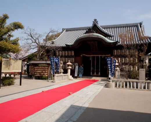 柿本神社。アクセス・ロケーション。歴史ある本殿をはじめ、人麿公の歌碑など見所も多くあります