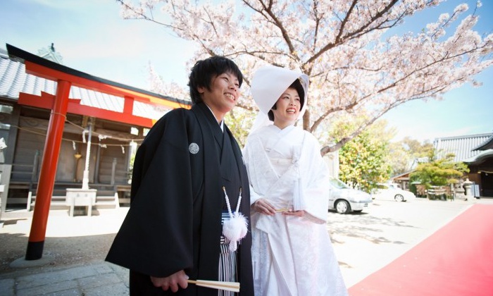 柿本神社。演出・小物。桜の木と朱塗りの鳥居が美しく調和。ハレの衣装を着たふたりをより美しくみせます